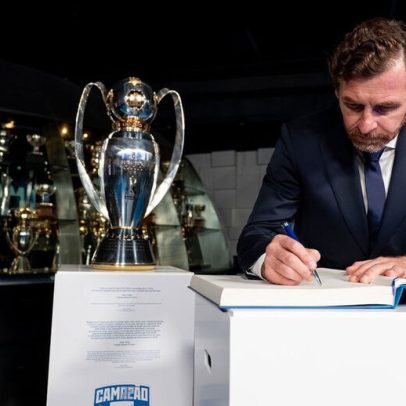 Villas-Boas transmite mensagem no Livro de Honra do Museu do FC Porto
