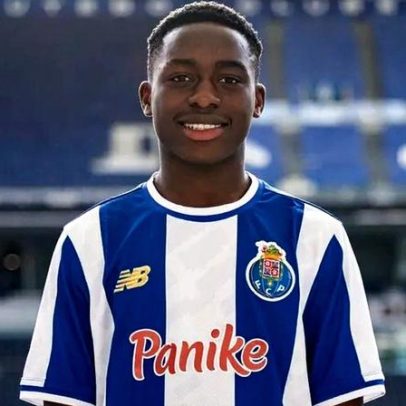 Extremo de 14 anos assina contrato de formação com o FC Porto