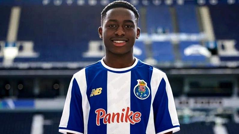 Vanderson Bento assina contrato de formação com o FC Porto