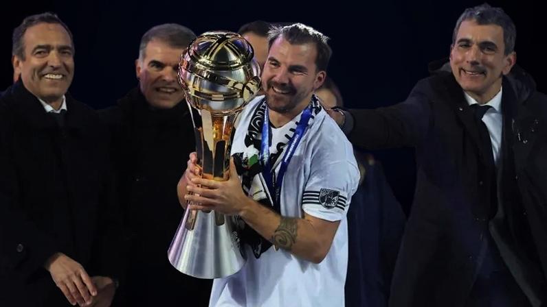 Samu celebra a conquista da Allianz Cup com o V. Guimarães