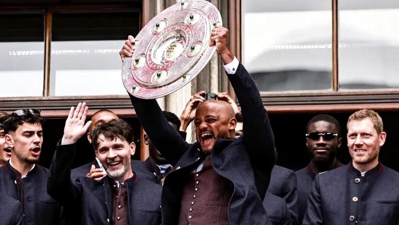 Kompany ergueu o troféu que... deixou esquecido em casa