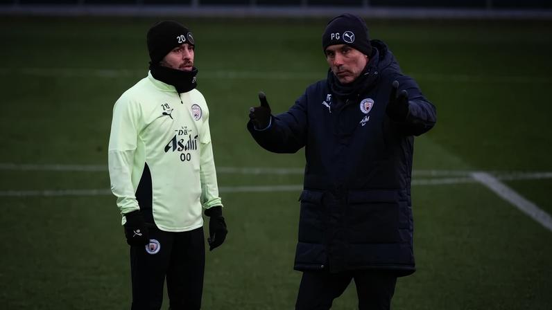 Idas ao gabinete de Guardiola para analisar jogos e surpresa ao ser central