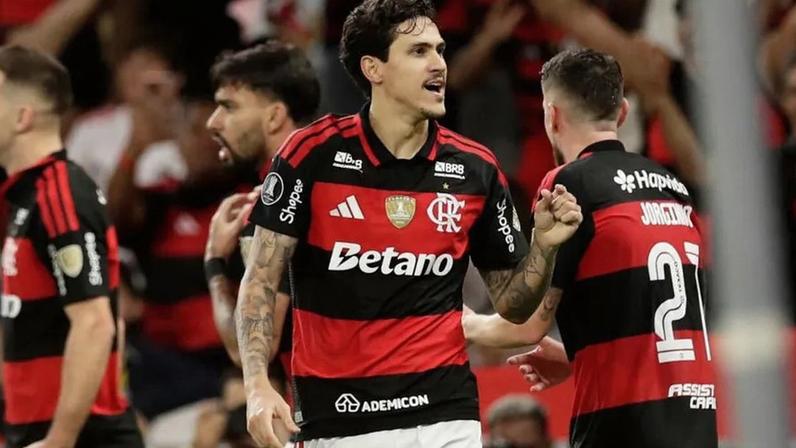 Pedro celebra golo marcado ao Estudiantes