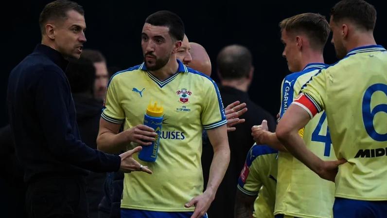 Tonda Eckert, treinador do Southampton, fala com os seus jogadores