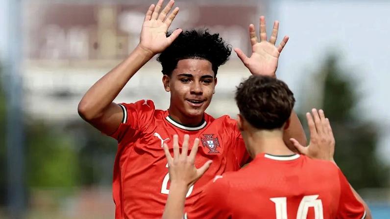 Filho de Cristiano Ronaldo marca dois pelos Sub-16 antes do pai entrar