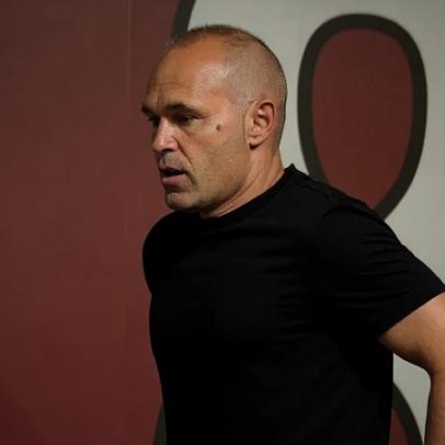 Iniesta inicia carreira de treinador na segunda divisão dos Emirados