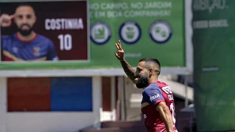 Costinha celebra golo pelo Torreense