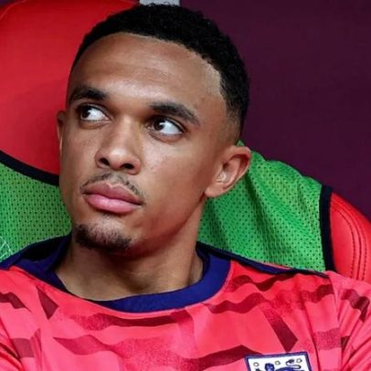 Walker defende Alexander-Arnold após ausência no Mundial