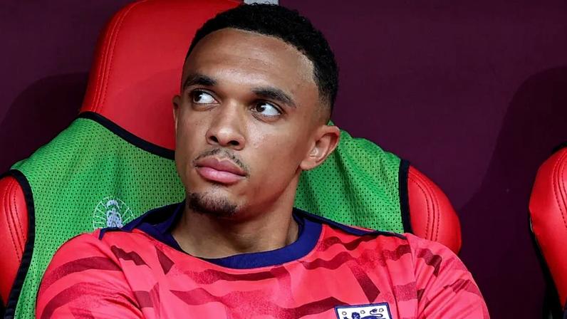 Walker defende Alexander-Arnold após ausência no Mundial
