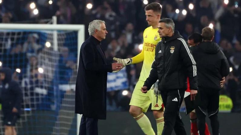 Trubin comenta rumores sobre Mourinho: espero que fique no Benfica