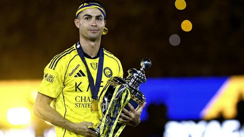 Cristiano Ronaldo celebra título do Al Nassr após percurso difícil