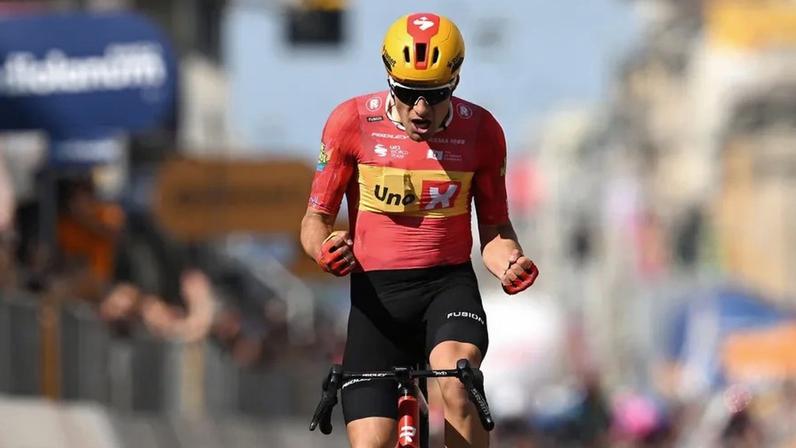 Fredrik Dversnes Lavik vence o sprint na 15.ª etapa do Giro