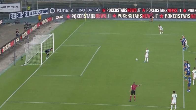 Italianos rendidos à "inteligência" de Dybala: posicionou-se assim na marcação de um penálti e acabou... a assistir