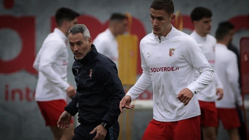 Lagerbielke elogia Carlos Vicens e admite entrar em campo com vantagem