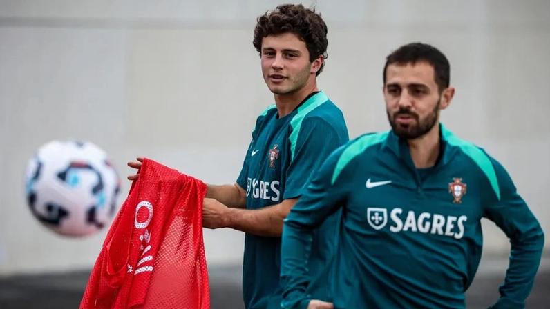 João Neves e Bernardo Silva durante um treino da Seleção Nacional