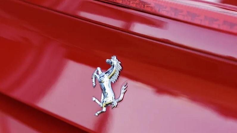 Mercado recebe com ceticismo o primeiro veículo elétrico da Ferrari