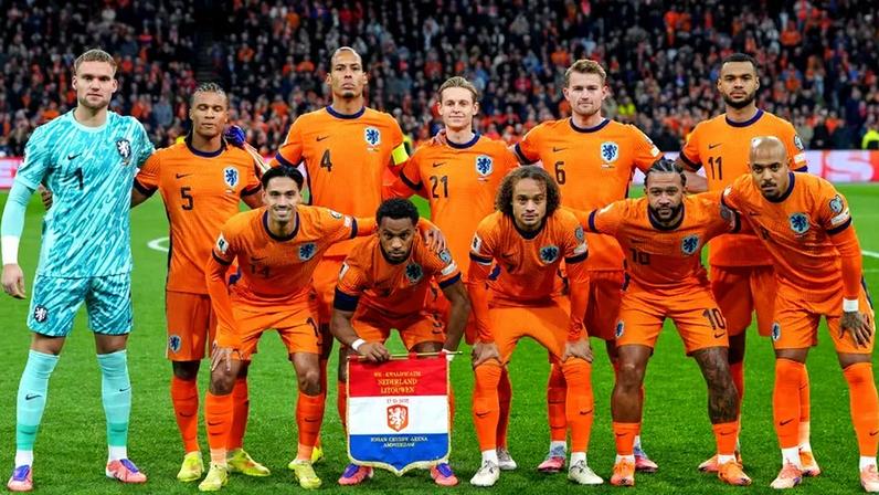 Koeman explica decisões: Depay volta e Frimpong é afastado