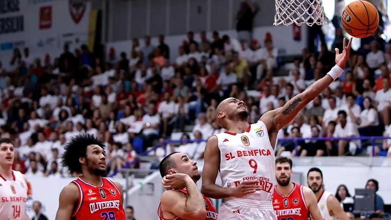 Benfica dá a volta à Oliveirense e apura-se para a final do playoff