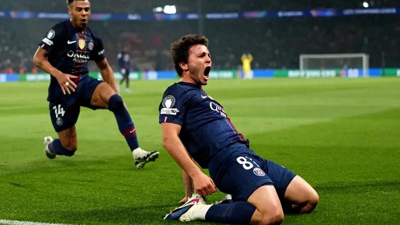 João Neves festeja, com Désiré Doué, após marcar um golo frente ao Bayern Munique na Liga dos Campeões