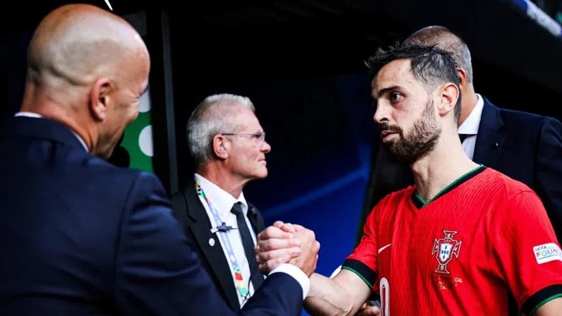 Bernardo Silva cumprimenta Roberto Martínez