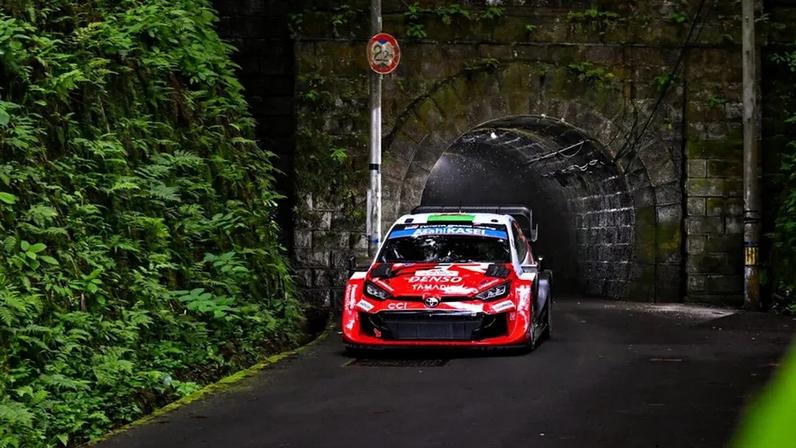 Elfyn Evans em ação no Japão