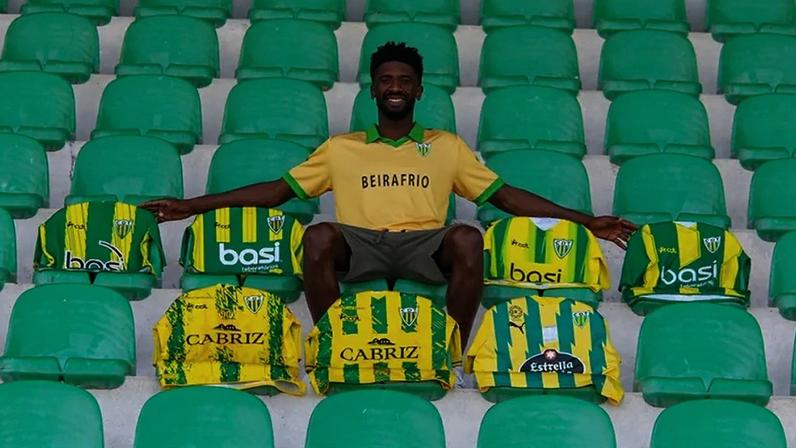 Hélder Tavares com as sete camisolas do Tondela que já vestiu