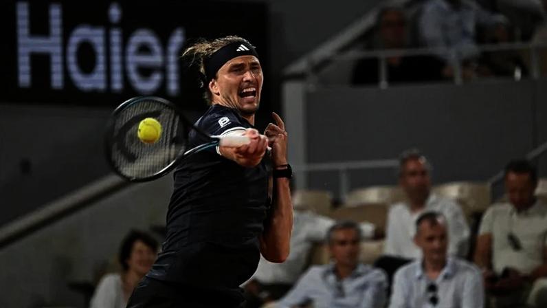 Alexander Zverev apura-se para os oitavos de Roland Garros