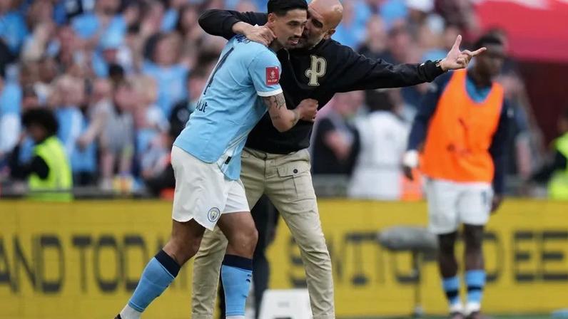 Jogador do Man. City explica saída de Guardiola e afirma compreendê-lo