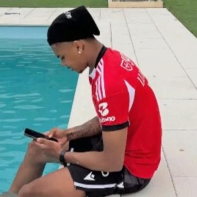 Imagem de Saviolo com camisola do Benfica agita as redes