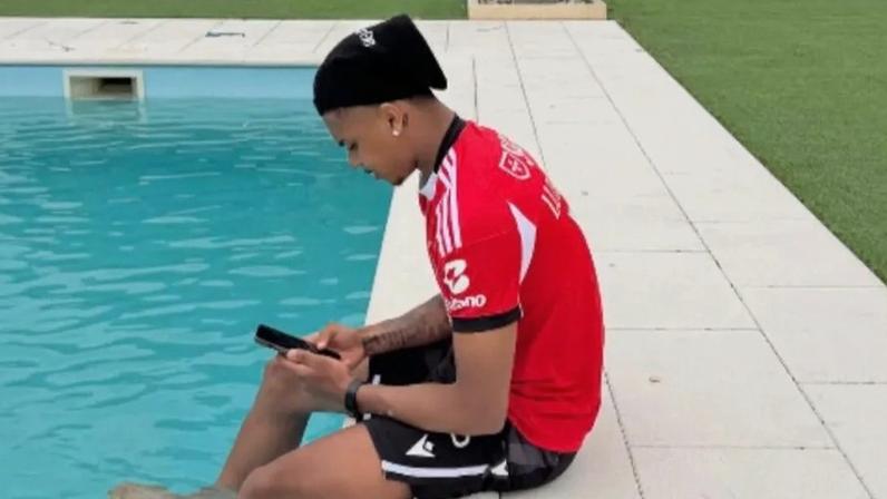Imagem de Saviolo com camisola do Benfica agita as redes