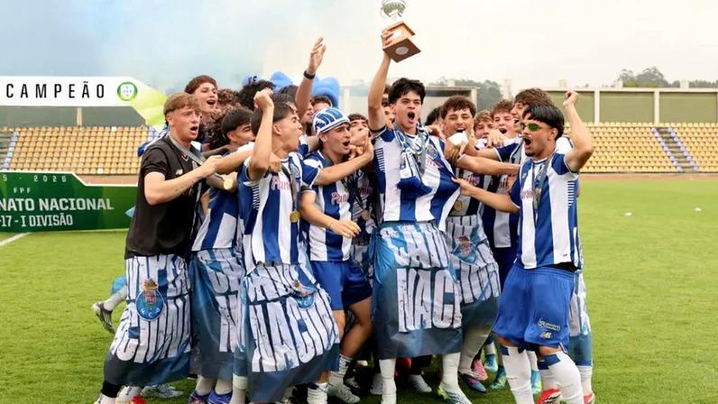 Porto vence Rio Ave 2-0 e soma troféu