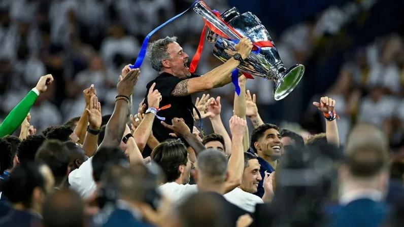Luis Enrique celebra título com jogadores do PSG