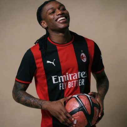 Rafael Leão em destaque no equipamento do AC Milan para 2026/27