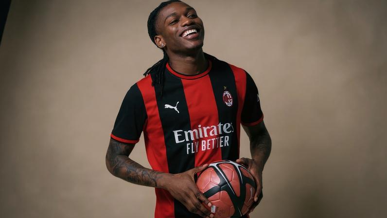 Rafael Leão em destaque no novo equipamento do AC Milan para 2026/27