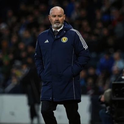 Steve Clarke fica à frente da seleção por mais quatro anos