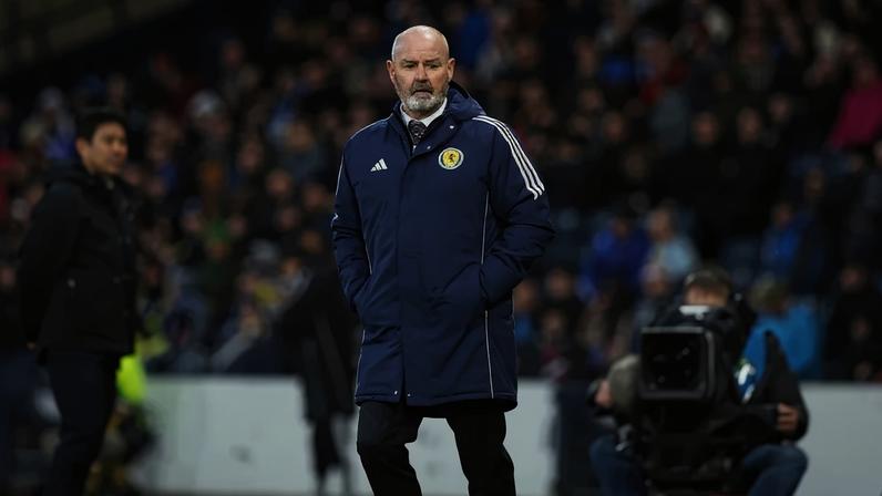 Steve Clarke fica à frente da seleção por mais quatro anos