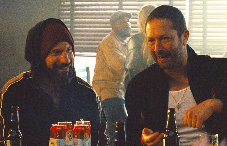 Mikey (Jon Bernthal) e Richie (Ebon Moss-Bachrach) no episódio especial que antecede a quinta temporada