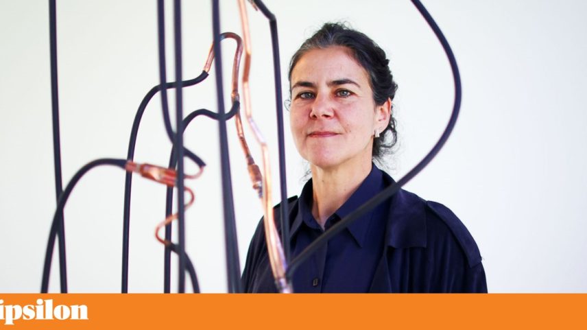Mané Pacheco junto a uma das obras de *Brama*, patente na galeria Quadrum, em Lisboa