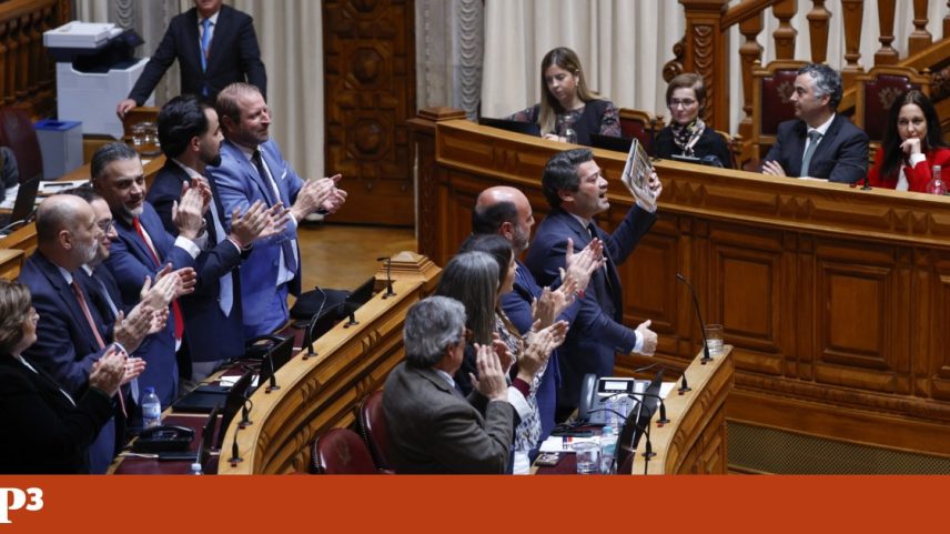 Imunidade de deputados questionada por alegado bullying a quem lhes paga