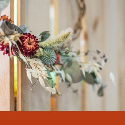 Viúva de branco e flor de laranjeira ganha destaque