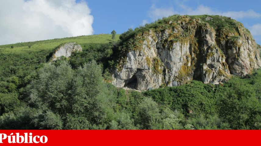 O exterior da gruta de Chagyrskaya, situada no sopé das montanhas Altai, no Sul da Sibéria