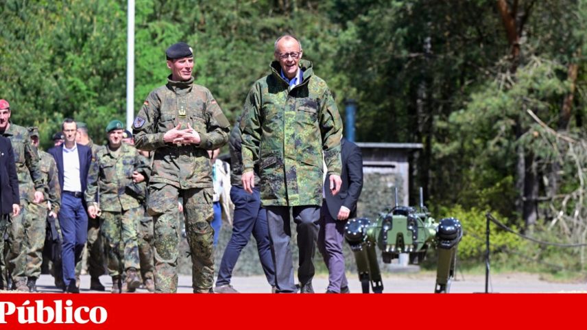 O chanceler alemão Friedrich Merz numa visita a um treino do Exército alemão na base militar de Münster