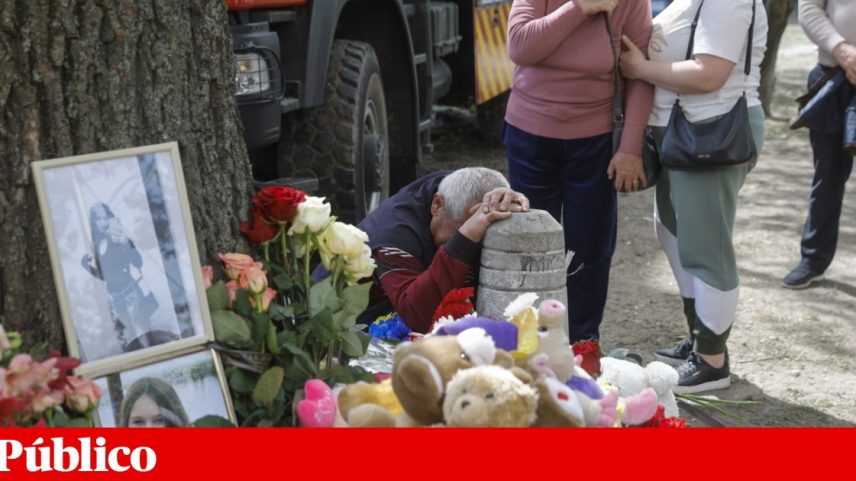 Memorial improvisado junto ao bloco de apartamentos em Kiev destruído pelo ataque russo