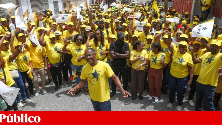 Francisco Carvalho, o líder do PAICV, numa arruada na Cidade da Praia durante a campanha eleitoral para as eleições deste domingo, 17 de Maio