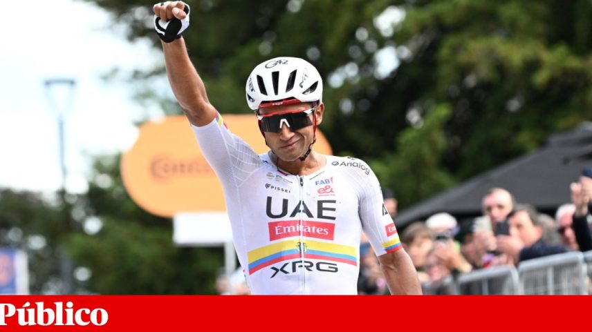 Jhonatan Narváez celebra ao cortar a linha da meta, em Fermo