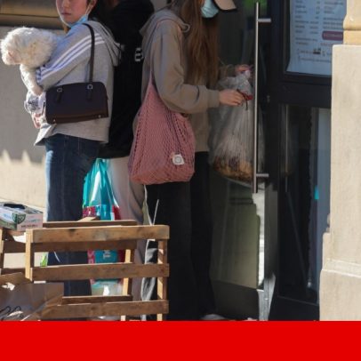 Homem dirige carro contra passeio e fere oito pessoas, quatro em estado grave
