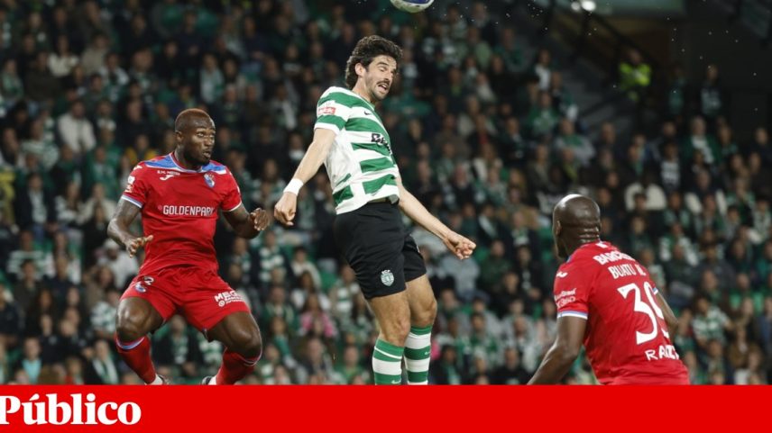 Jogadores do Benfica celebram no Estoril