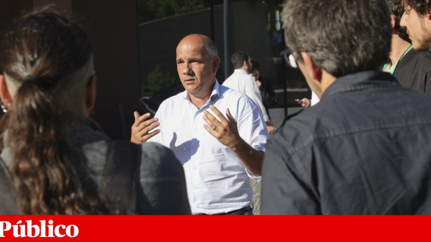 O secretário-geral do PCP, Paulo Raimundo, numa acção de contacto com trabalhadores do BNP Paribas, em Lisboa