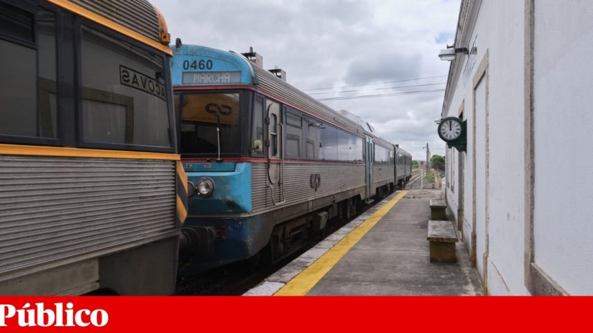 Automotoras no apeadeiro de Alcáçovas, linha do Alentejo. Imagem de arquivo