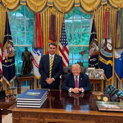 Flávio Bolsonaro recebe Donald Trump na Casa Branca